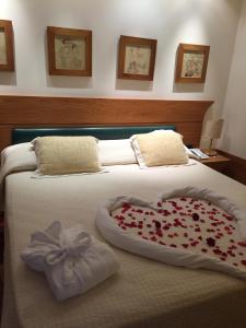 A bed or beds in a room at BV Grand Hotel Assisi