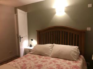 1 dormitorio con 1 cama con cabecero de madera en Number 32, en Aubeterre-sur-Dronne