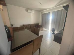 ein Wohnzimmer mit einem Tisch und einem Sofa in der Unterkunft aluguel show safra disponível nos dias 19, 20, 21 e 22 in Lucas do Rio Verde