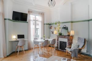 Televízia a/alebo spoločenská miestnosť v ubytovaní Leon Hostel