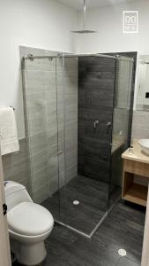 M A Hotel في بوبايان: حمام مع دش مع مرحاض ومغسلة