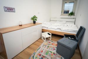 Cette petite chambre comprend un lit et une chaise. dans l'établissement Pott-Alm, à Bad Reichenhall