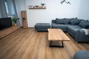 uma sala de estar com um sofá e uma mesa de centro em Pott-Alm em Bad Reichenhall