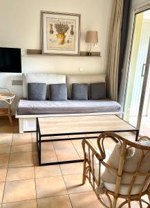 sala de estar con sofá y mesa en Appartement Golf de Pont Royal, en Mallemort