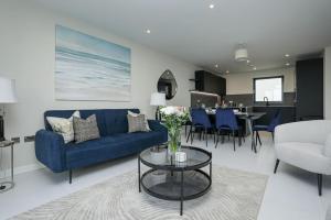 A seating area at SoHot Stays Beach Haven Apt With Sea Views A Balcony & Free Parking