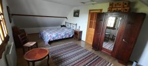 una camera con letto, sedia e tavolo di Domaine de la cure a Curgy