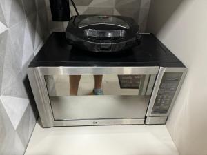 a toaster oven with a pot on top of it at Apartamento em vila Industrial Bloco 03 Ap 202 in Toledo