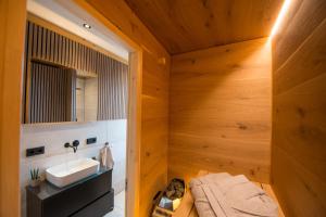 uma casa de banho com um lavatório e um espelho em Chalet Herz³ em Hohenau