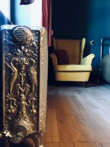 L'ancien Mystic ManOir DeDame في فينترون: غرض معدني في غرفة مع كرسي