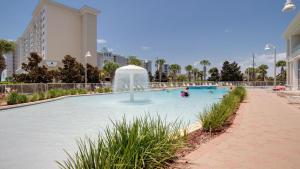 uma fonte numa piscina com pessoas nela em Ariel Dunes II 1701 em Destin