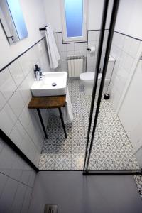 a bathroom with a sink and a toilet at Hostel El Campano in Villafranca del Bierzo