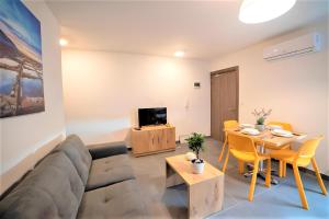 - un salon avec un canapé et une table dans l'établissement Elise Apartments, à Il-Gżira