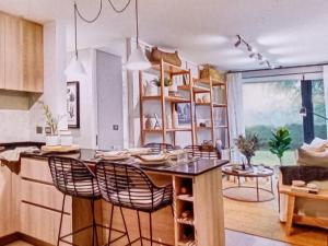 uma cozinha com mesa e cadeiras num quarto em 88 em Temuco