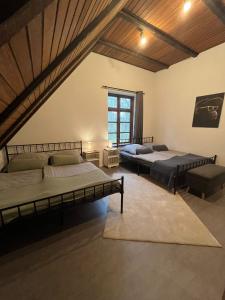 Postel nebo postele na pokoji v ubytování Ruhe unter Reet-Haus mit Sauna, Whirlpool und Kamin