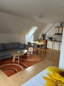sala de estar con sofá y mesa en Apartmán Labská en Špindlerův Mlýn