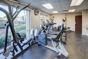 德斯坦Luau I 7105 Studio的健身房设有跑步机和椭圆机
