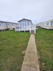 a sidewalk leading to a row of mobile homes at Oak Green in Gristhorpe