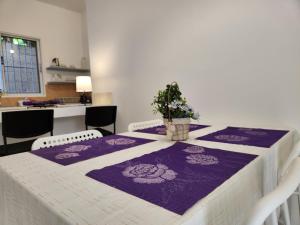 un tavolo con una tovaglia viola e bianca di Residencia NILAYA a Las Terrenas