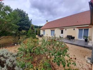 ein Haus mit einem Garten und einer Terrasse in der Unterkunft La Sauldre, maison au cœur de la Sologne in Lamotte-Beuvron
