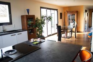 Kuchyň nebo kuchyňský kout v ubytování Grande villa avec vue et piscine
