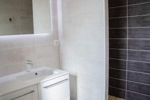 Koupelna v ubytování Grande villa avec vue et piscine
