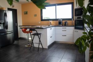 Kuchyň nebo kuchyňský kout v ubytování Grande villa avec vue et piscine