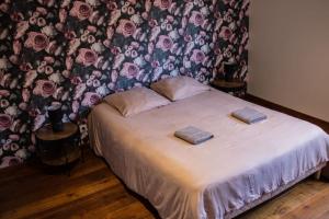 a bedroom with a bed with a floral wallpaper at Grande villa avec vue et piscine in Lévignac-sur-Save