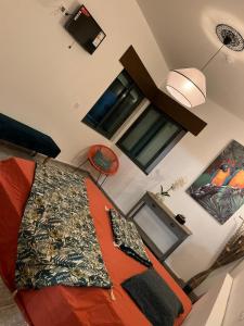 1 dormitorio con cama y ventana en Moradia T3 com PISCINA, en Quinta do Anjo
