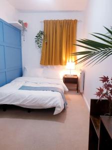1 dormitorio con 1 cama con cortina amarilla en Hyde Park - Park Hill - Central - 2 Bedrooms - Free On-Site Parking - Netflix - Fast WiFi en Sheffield