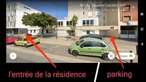 Una foto de dos autos estacionados en una calle de la ciudad. en mariana-basel, en Maisons-Alfort
