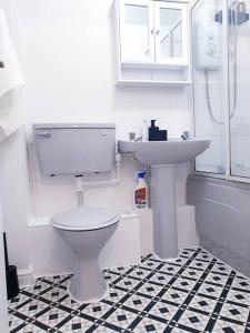 Baño blanco con lavabo y aseo en Hyde Park - Park Hill - Central - 2 Bedrooms - Free On-Site Parking - Netflix - Fast WiFi en Sheffield