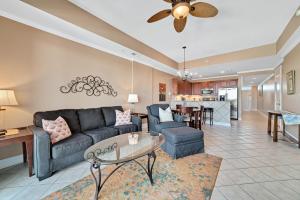 un soggiorno con un divano e un tavolo di The Wharf Unit 717 a Orange Beach
