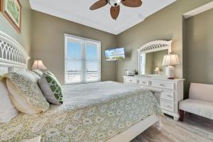 una camera da letto con un letto, un comò e uno specchio di The Wharf Unit 717 a Orange Beach Altre 44 foto