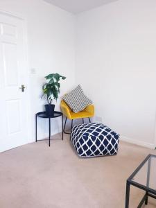 una habitación con 2 sillas y una maceta en Hyde Park - Park Hill - Central - 2 Bedrooms - Free On-Site Parking - Netflix - Fast WiFi en Sheffield