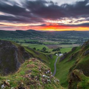 een zonsondergang boven op een heuvel met een weg bij Hyde Park - Park Hill - Central - 2 Bedrooms - Free On-Site Parking - Netflix - Fast WiFi in Sheffield