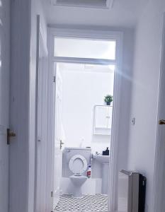 een witte badkamer met een toilet in een kamer bij Hyde Park - Park Hill - Central - 2 Bedrooms - Free On-Site Parking - Netflix - Fast WiFi in Sheffield
