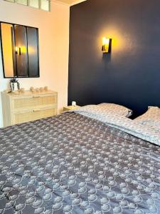 1 dormitorio con 1 cama y vestidor en Petite maison avec terrasse, en La Penne-sur-Huveaune