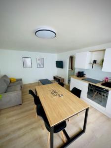 sala de estar con mesa y cocina en Petite maison avec terrasse, en La Penne-sur-Huveaune