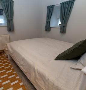 Postel nebo postele na pokoji v ubytování Pécsely House Apartman