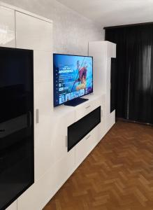 uma sala de estar com uma televisão de ecrã plano na parede em 3 Z. Appartment, Zentral, Nähe Messe Köln Deutz em Colônia