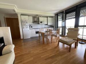 cocina y sala de estar con mesa y sillas en Mirador Rioja alta golf, en Cirueña