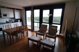 cocina y comedor con mesa y sillas en Mirador Rioja alta golf, en Cirueña