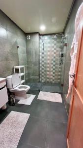 uma casa de banho com um chuveiro e um WC. em Welcome to your happy place ! em Dar Bouazza