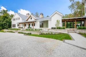 een uitzicht op een wit huis met een oprit bij The Pool House at Fr. Sorin's w/ Paddle Tennis in South Bend