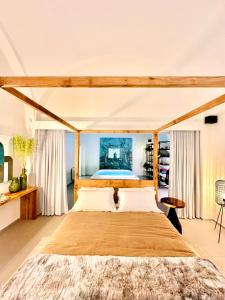 um quarto com uma cama grande e um dossel em madeira em Suite 1926 Luxury Room em Triggiano