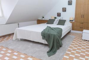Postel nebo postele na pokoji v ubytování Pécsely House Apartman