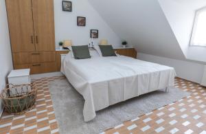 Postel nebo postele na pokoji v ubytování Pécsely House Apartman