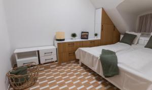 Postel nebo postele na pokoji v ubytování Pécsely House Apartman