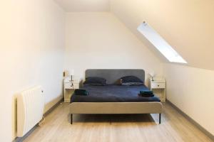 um quarto com uma cama num sótão em Cozy and spacious house in Saint-Denis em Saint-Denis