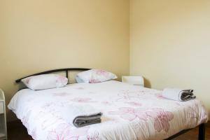 um quarto com uma cama com toalhas em Cozy and spacious house in Saint-Denis em Saint-Denis